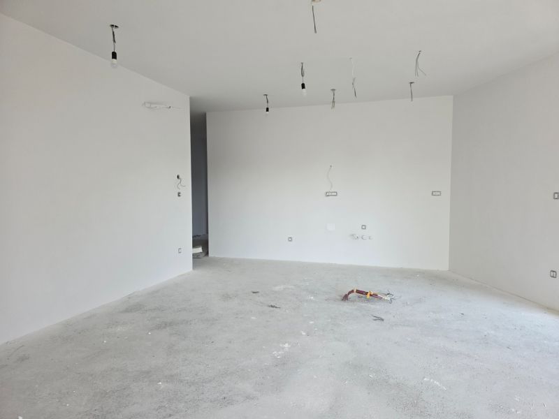 CHORVÁTSKO - Apartmány 140 m od pláže (3i) - VODICE - Priestranná miestnosť v 3-izbovom byte s neutrálnymi stenami a prípravou na inštalácie.