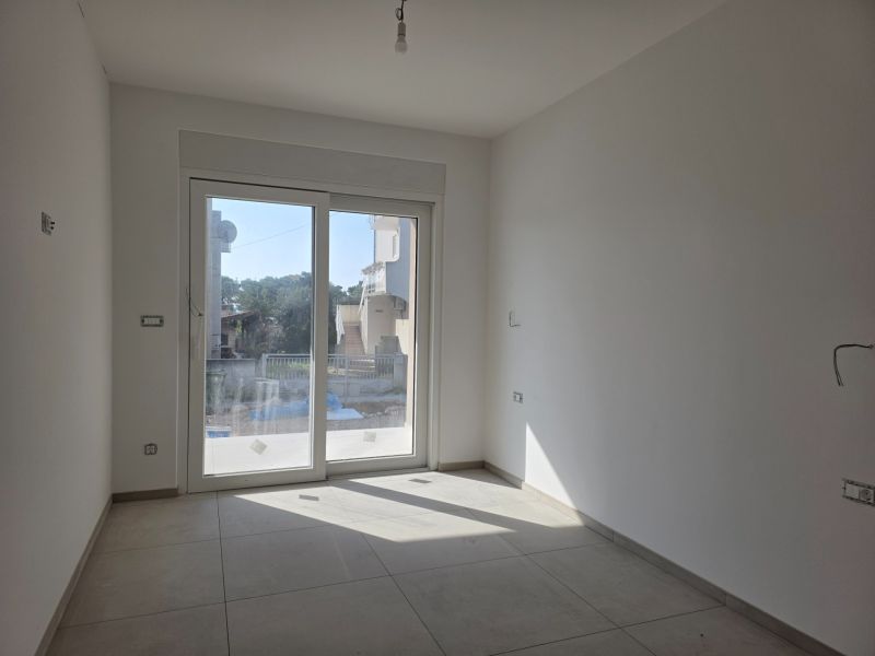 CHORVÁTSKO - Apartmány 140 m od pláže (3i) - VODICE - Izba v 3-izbovom byte s veľkými oknami a dlažbou na podlahe.