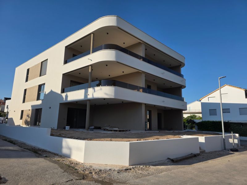 CHORVÁTSKO - Apartmány 140 m od pláže (3i) - VODICE - Bytový dom v Vodiciach s 3-izbovým bytom a presklenými balkónmi.