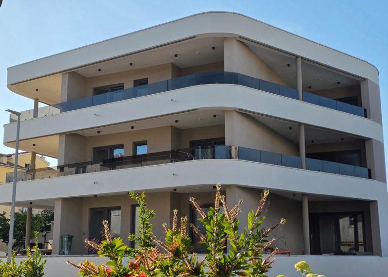 CHORVÁTSKO - Apartmány 140 m od pláže (3i) - VODICE - Moderná budova v meste Vodice s možnosťou 3-izbového bytu, obklopená zeleňou.