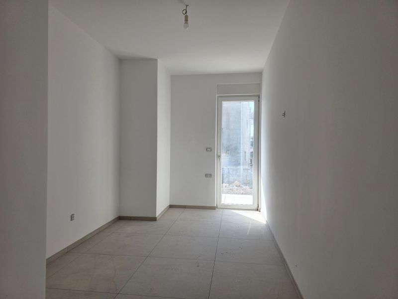 CHORVÁTSKO - Apartmány 140 m od pláže (3i) - VODICE - Prázdna miestnosť v 3-izbovom byte s kachľovou podlahou a francúzskym oknom.