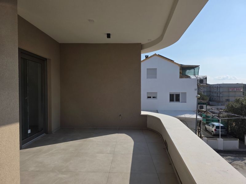 CHORVÁTSKO - Apartmány 140 m od pláže (3i) - VODICE - Balkón 3-izbového bytu vo Vodiciach s výhľadom na okolie, s dreveným dekorom podlahy.