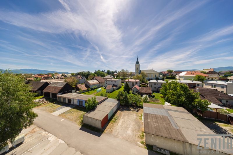 Svetlý 3-iz byt v Očovej – miesto, kde sa býva s pohodou - Scenéria v Očovej s pohľadom na strechy domov a kostol.