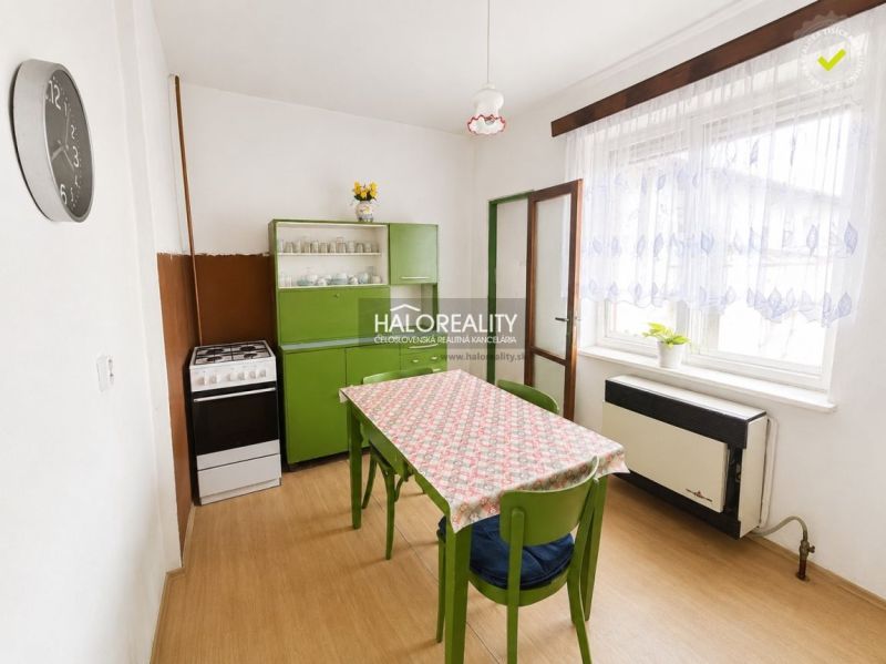 Predaj, rodinný dom Ivanka pri Nitre - Kuchyňa v rodinnom dome s retro nábytkom a podlahou s dreveným dekorom.