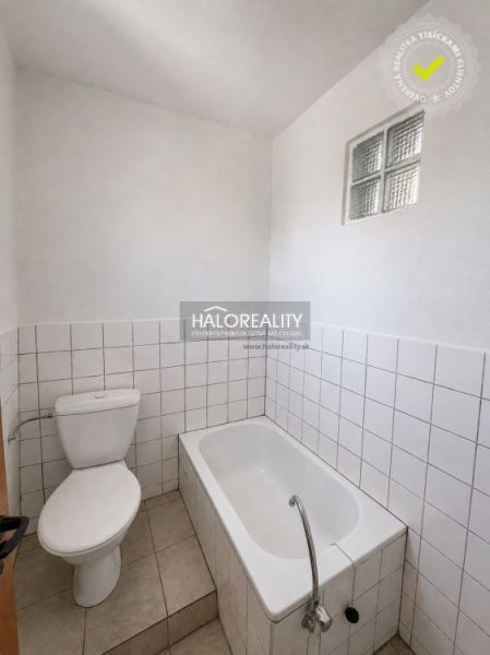 Predaj, rodinný dom Ivanka pri Nitre - Kúpeľňa v rodinnom dome s vaňou, toaletou a bielymi obkladačkami.