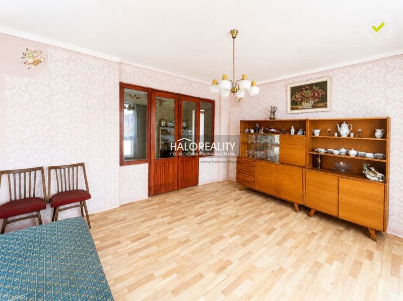 Predaj, rodinný dom Ivanka pri Nitre - Obývacia izba v rodinnom dome s retro nábytkom a podlahou s dreveným dekorom.