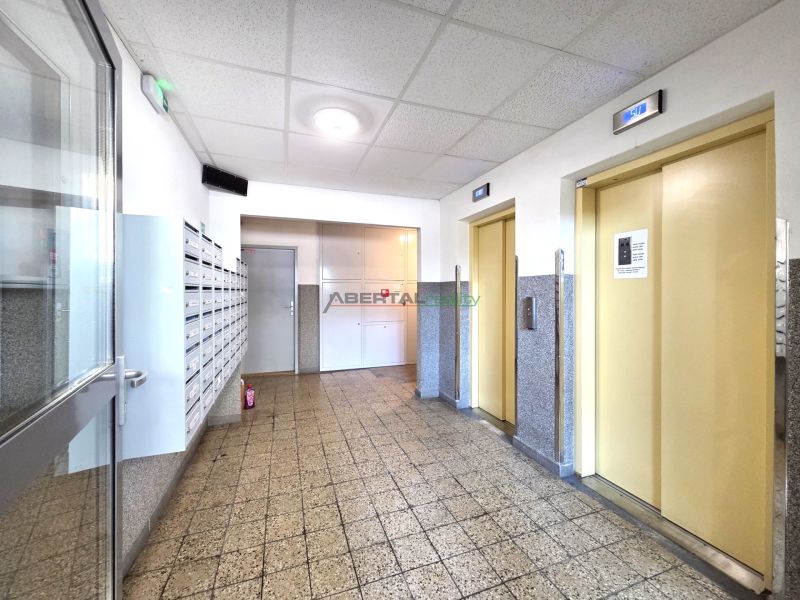 PREDAJ-svetlý 1izb byt, rekonštrukcia, samostatná kuchyňa, Ipeľská, BA - Vstupná hala s poštovými schránkami a výťahmi na Ipeľskej ulici v Podunajských Biskupiciach.