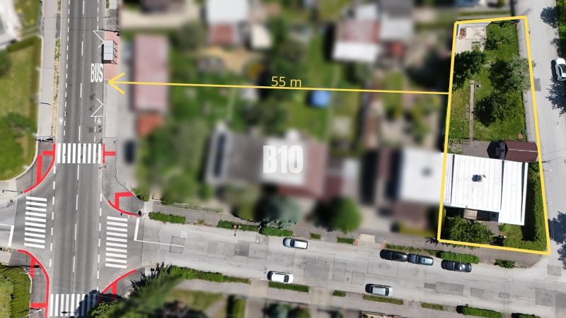 Dom STRÁNE s investičným pozemkom - Letecký pohľad na parcelu pri ceste v Martine s priľahlým chodníkom.