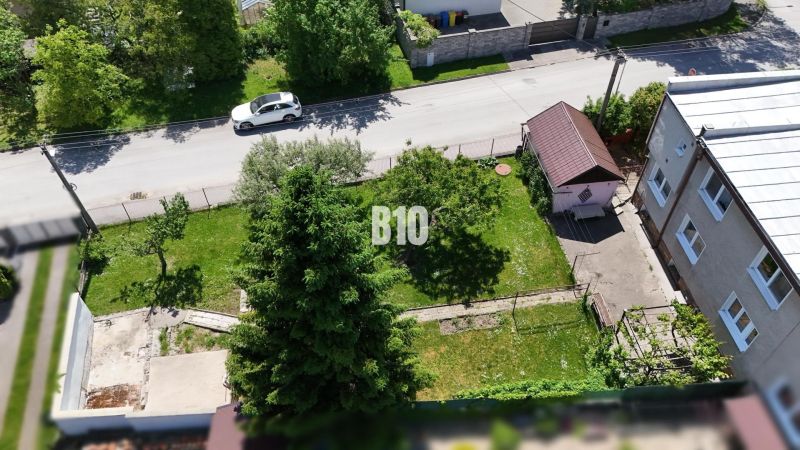 Dom STRÁNE s investičným pozemkom - Rodinný dom v Martine s rozľahlou záhradou a stromami vedľa pokojnej ulice.