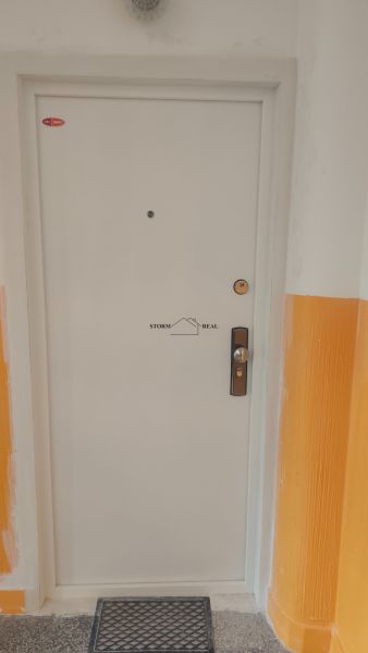 NANOVO KOMPLETNE ZREKONŠTRUOVANÝ ešte NEOBÝVANÝ 4 IZB. BYT, EXNÁROVA - Biele vchodové dvere v 4-izbovom byte s bezpečnostným zámkom.