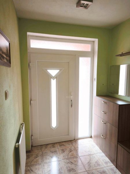 Bungalov za bezkonkurenčnú cenu Martin n. Žitavou - Vstupné dvere v Rodinnom dome s bielou rámou a dlažbou s dekorom.