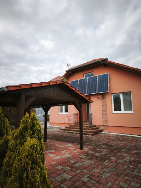 Bungalov za bezkonkurenčnú cenu Martin n. Žitavou - Rodinný dom v Martin nad Žitavou so solárnymi panelmi a altánkom na terase.