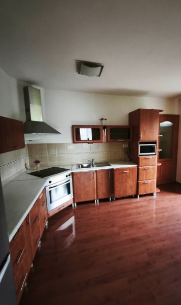 Bungalov za bezkonkurenčnú cenu Martin n. Žitavou - Kuchyňa s dreveným dekorom, vstavané spotrebiče a rohové skrinky v rodinnom dome.