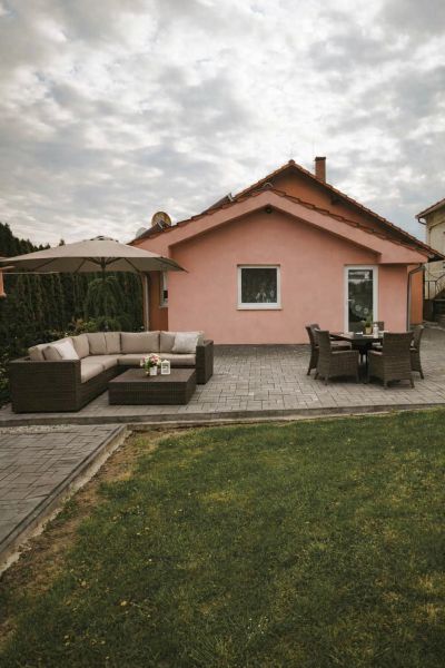 Bungalov za bezkonkurenčnú cenu Martin n. Žitavou - Rodinný dom v Martinovi nad Žitavou na Hlavnej ulici s terasou a záhradným sedením.