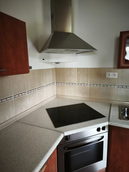 Bungalov za bezkonkurenčnú cenu Martin n. Žitavou - Kuchyňa v rodinnom dome s nerezovým digestorom a elektrickou varnou doskou.