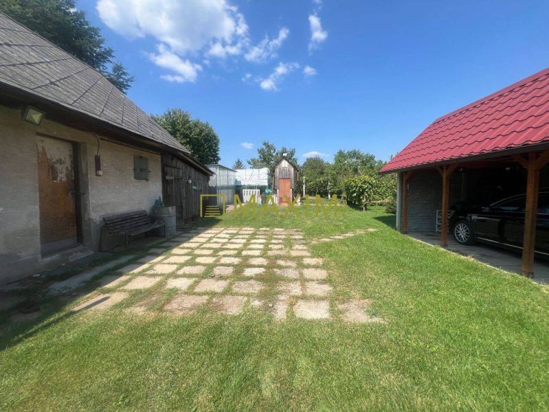 Pekný 3 izbový rodinný dom s veľkým pozemkom v Prievaloch - Dvor rodinného domu v Prievaloch so zeleňou a altánkom.