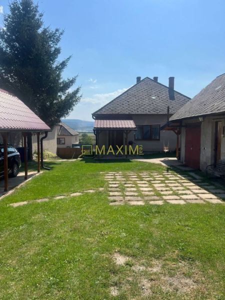 Pekný 3 izbový rodinný dom s veľkým pozemkom v Prievaloch - Rodinný dom v Prievaloch s priestranným dvorom a dielňami, ideálny pre rodinný život.