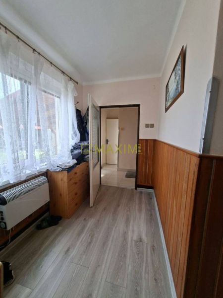 Pekný 3 izbový rodinný dom s veľkým pozemkom v Prievaloch - Chodba v rodinnom dome s podlahou s dreveným dekorom a dreveným obkladom.