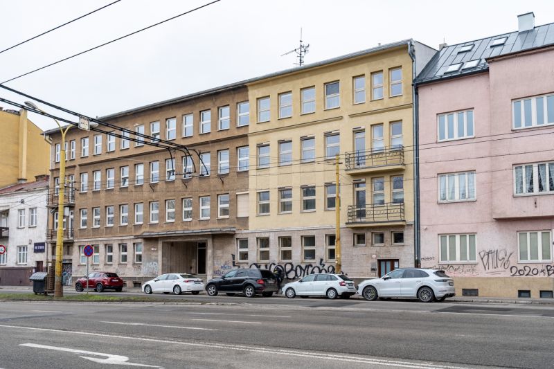 Kompletne zariadený 2-izbový byt v centre mesta - Budova so štyrmi poschodiami a graffiti na prízemí v Košiciach - Starom Meste.