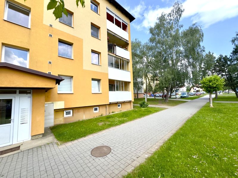 NA PREDAJ 4-izb. byt s loggiou, Nám. sv. Martina, LIPANY - Exteriér bytovky v Lipanoch so zeleňou vhodnou pre 4-izbový byt.