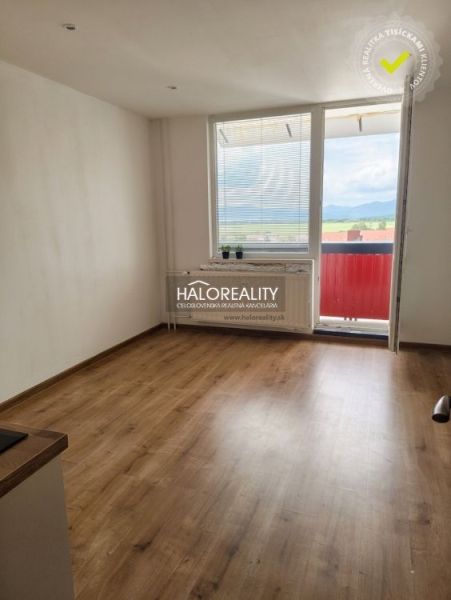 Predaj, garsónka Žiar nad Hronom - Garsónka s podlahou s dreveným dekorom, veľkým oknom a balkónom.