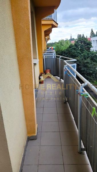 Prenájom 3 izbový byt, Teplická ulica, Bratislava III. Nové Mesto - Balkón v 3-izbovom byte s výhľadom na zeleň v Bratislave, Novom Meste na Teplickej.