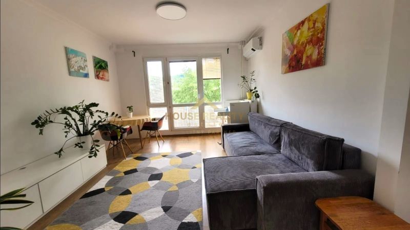 Prenájom 3 izbový byt, Teplická ulica, Bratislava III. Nové Mesto - Obývacia izba s pohovkou v 3-izbovom byte s podlahou s dreveným dekorom a dekoráciami.