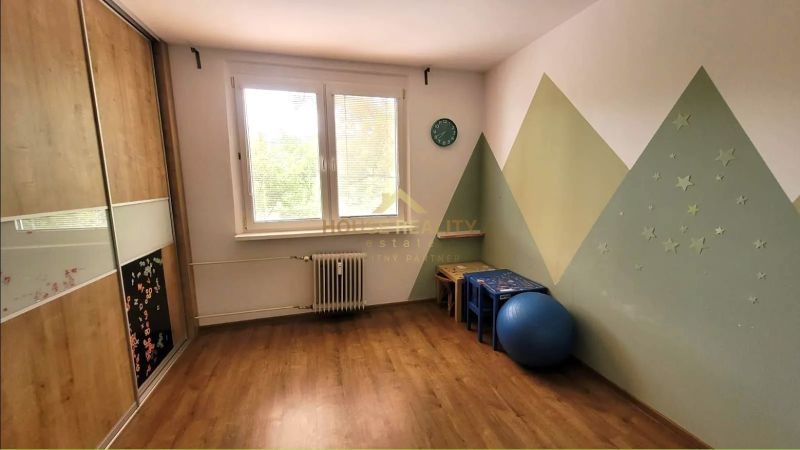Prenájom 3 izbový byt, Teplická ulica, Bratislava III. Nové Mesto - Detská izba v 3-izbovom byte s podlahou s dreveným dekorom a kreatívnou stenou.