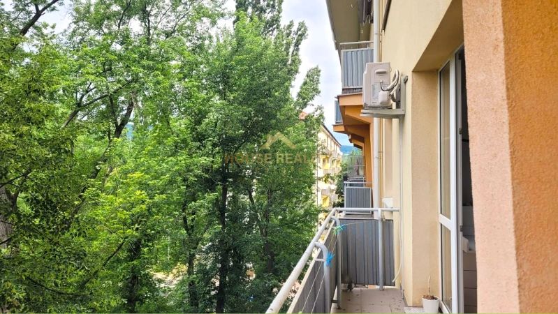 Prenájom 3 izbový byt, Teplická ulica, Bratislava III. Nové Mesto - Balkón 3-izbového bytu na Teplickej ulici v Bratislave - Novom Meste so zeleňou.