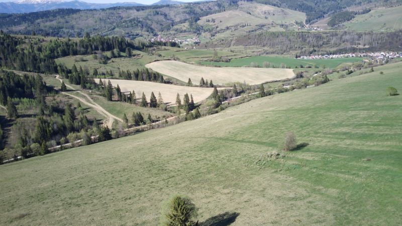 Čierny Balog – 2.730 INVESTIČNÝ pozemok v podiele 1/1 - Kopcovitá krajina v Čiernom Balogu s poľnohospodárskymi a lesnými pozemkami plná stromov a lúk.