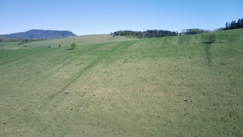 Čierny Balog – 2.730 INVESTIČNÝ pozemok v podiele 1/1 - Krajina Čierneho Balogu s rozsiahlou trávnatou pokrývkou na poľnohospodárskych a lesných pozemkoch.