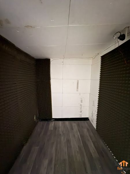 PREDAJ – Garáž na predaj v meste Galanta za kaštieľom  - Akustická miestnosť s tmavým obkladom stien a podlahou s dreveným dekorom v Garáži.