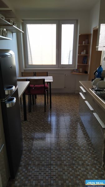 KRÁSNY BYTÍK PRIAMO V CENTRE PEZINKA - Kuchyňa v 1-izbovom byte s retro chladničkou a malým jedálenským stolom pre dve osoby.