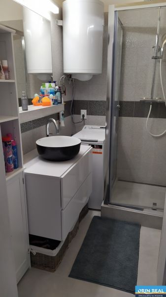 KRÁSNY BYTÍK PRIAMO V CENTRE PEZINKA - Kúpeľňa v 1-izbovom byte s práčkou, sprchovým kútom a úložným priestorom.