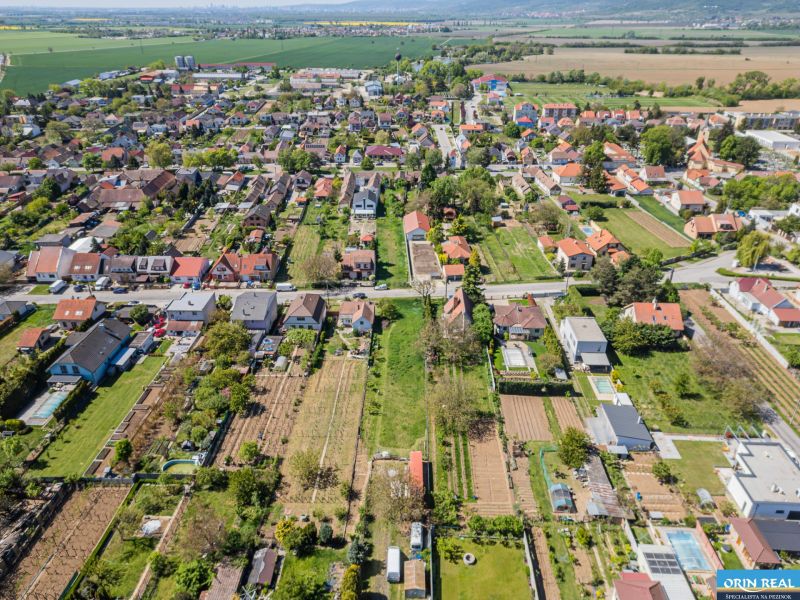 NA PREDAJ STAVEBNÝ POZEMOK VO VINIČNOM - Viničné zobrazené z výšky, Nová ulica, ponuka pozemkov na bývanie.