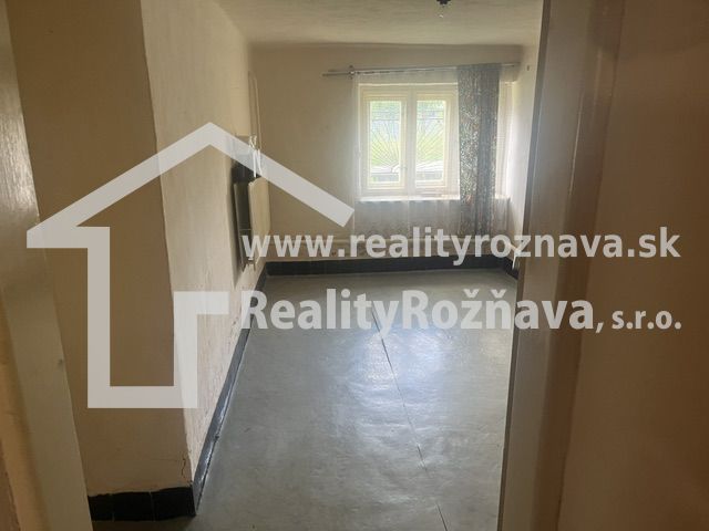 Rodinný dom zo záhradou - Rudná - Izba v rodinnom dome s podlahou z betónu a oknom s prichádzajúcim svetlom.
