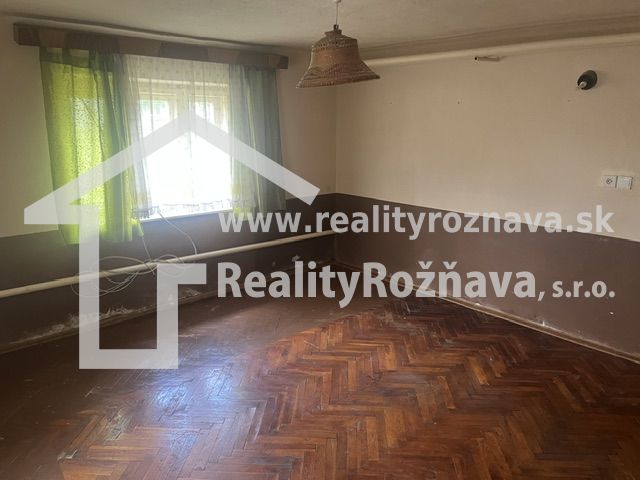Rodinný dom zo záhradou - Rudná - Izba v rodinnom dome s podlahou s dreveným dekorom a zelenými závesmi.