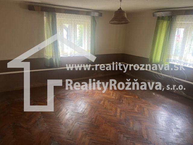 Rodinný dom zo záhradou - Rudná - Interiér rodinného domu s podlahou s dreveným dekorom a zelenými závesmi.
