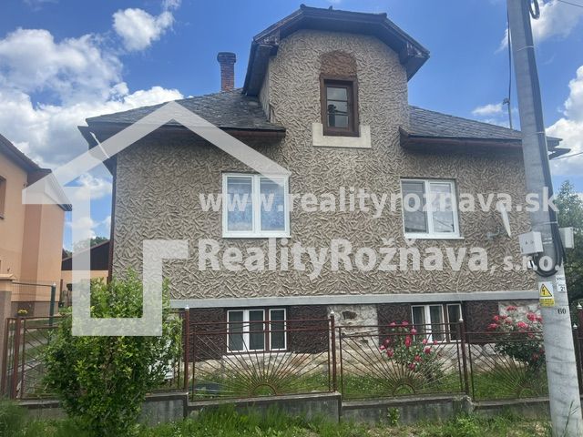 Rodinný dom zo záhradou - Rudná - Rodinný dom v Rudnej so záhradou a škridlovou strechou.