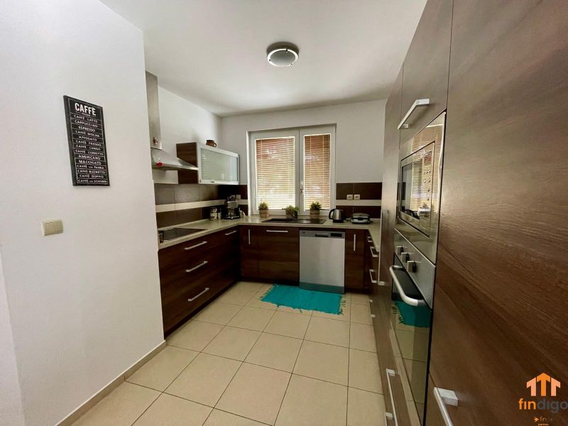 PREDAJ - 3 izbový rodinný dom Trnovec nad Váhom - Kuchyňa v rodinnom dome s modernými skrinkami a svetlou podlahou s dreveným dekorom.
