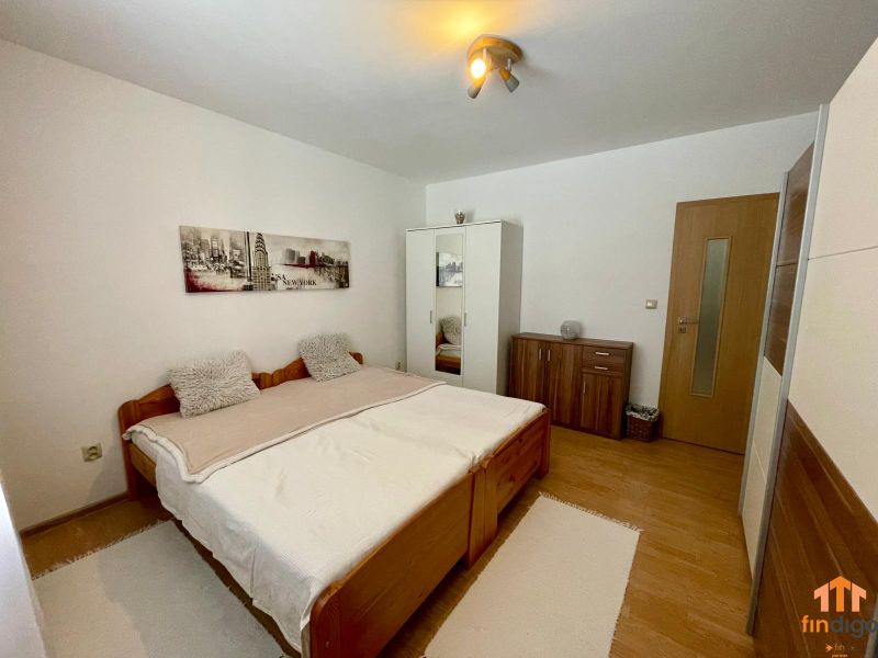 PREDAJ - 3 izbový rodinný dom Trnovec nad Váhom - Spálňa v rodinnom dome s komodou, posteľou a podlahou s dreveným dekorom.