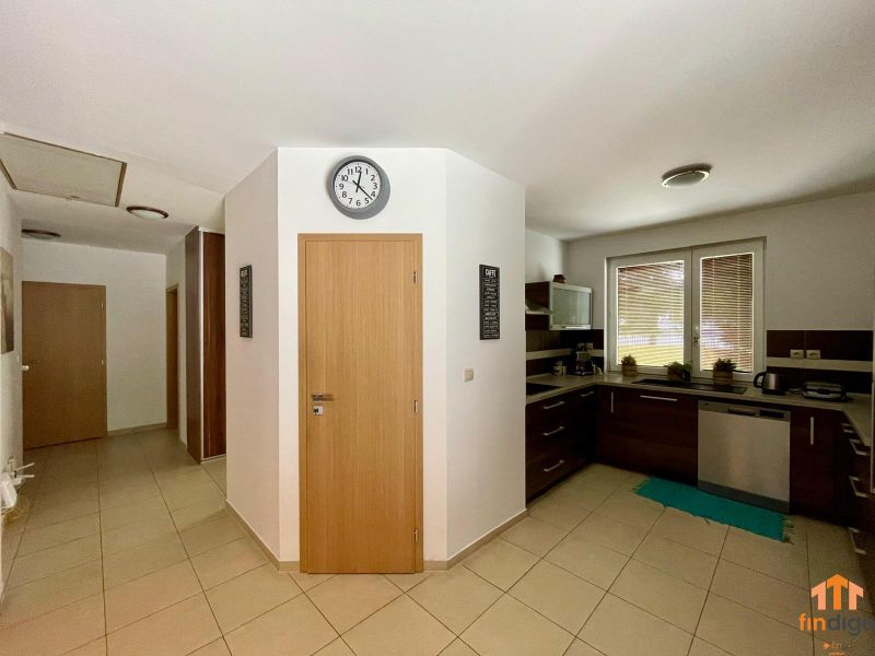 PREDAJ - 3 izbový rodinný dom Trnovec nad Váhom - Kuchyňa v rodinnom dome s dlažbou, bielymi stenami a kuchynským kútom.