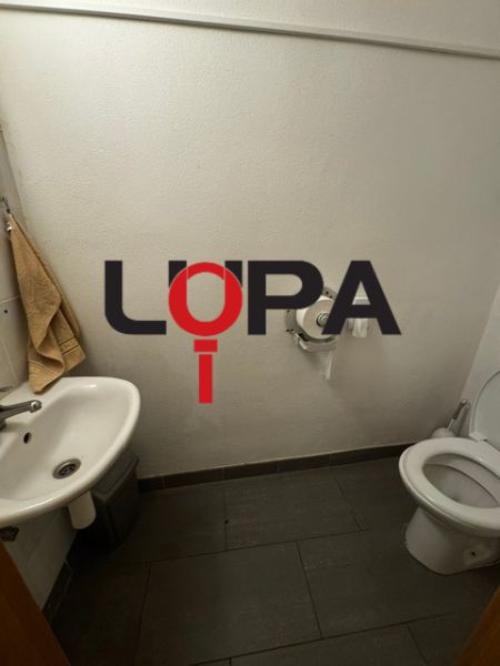 Podnikateľské priestory v  širšom centra mesta Nové Zámky, prízemie - Toaleta s umývadlom a dlažbou. Obchodné priestory s jednoduchým vybavením.