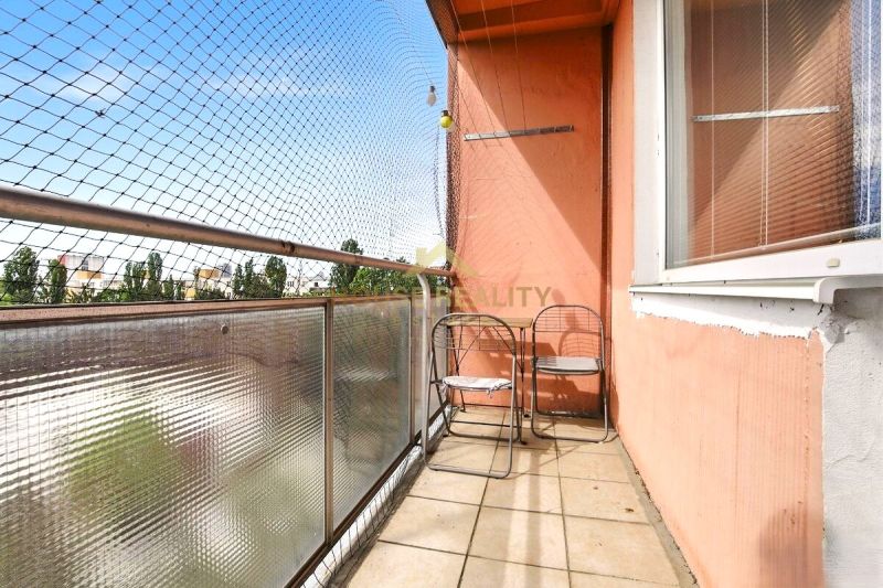 Predaj príjemný 2 izbový byt, Rovníková ulica, Bratislava II. Ružinov - Balkón v 2-izbovom byte na Rovníkovej ulici v Bratislave - Ružinove s jednoduchým nábytkom.