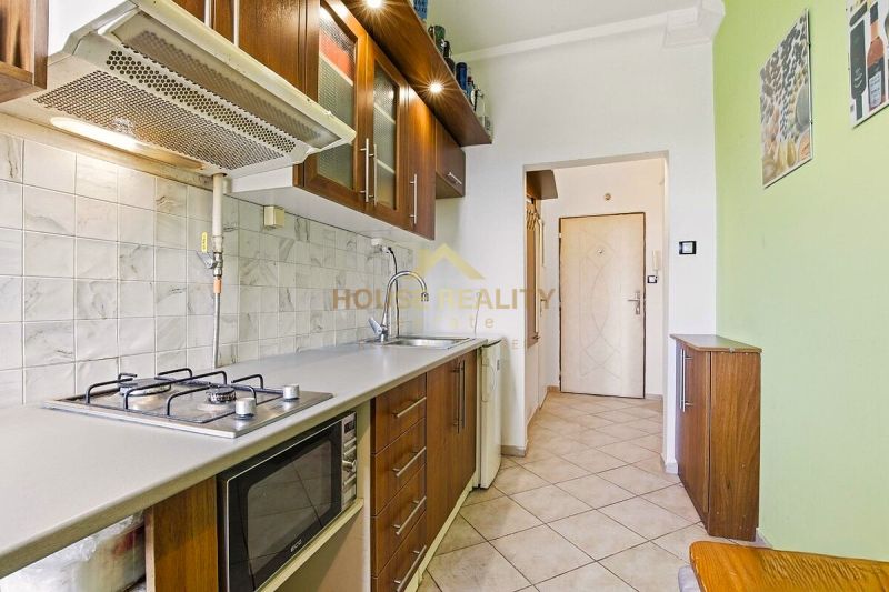 Predaj príjemný 2 izbový byt, Rovníková ulica, Bratislava II. Ružinov - Kuchyňa v 2-izbovom byte s plynovým sporákom, mikrovlnkou a úložným priestorom.