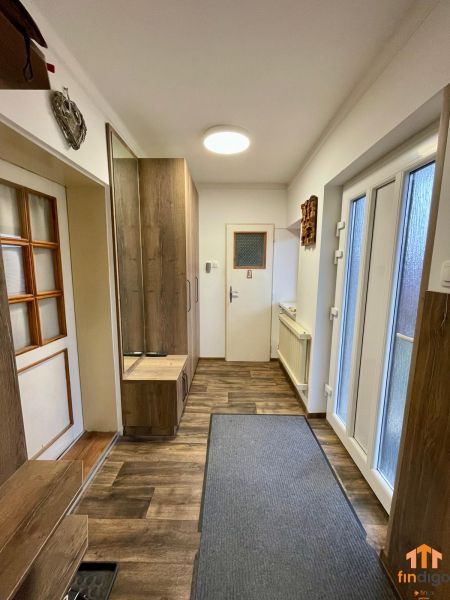 PREDAJ - Veľký rodinný dom s krásnym pozemkom – Pata (20 km od Nitry) - Interiér rodinného domu s podlahou s dreveným dekorom, vstavanou skriňou a presklenými dverami.