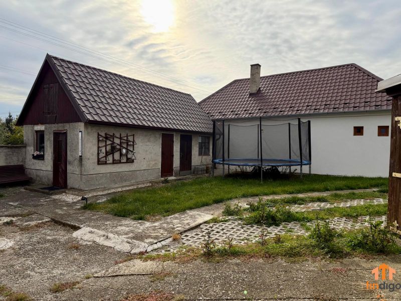 PREDAJ - Veľký rodinný dom s krásnym pozemkom – Pata (20 km od Nitry) - Rodinný dom na Hlohoveckej ulici v obci Pata s trampolínou na dvore.