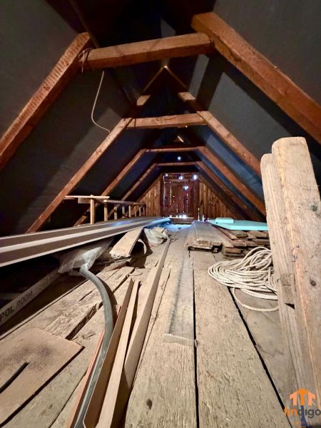 PREDAJ - Veľký rodinný dom s krásnym pozemkom – Pata (20 km od Nitry) - Povala rodinného domu s drevenými trámami a rôznym stavebným materiálom.