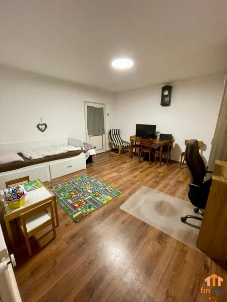PREDAJ - Veľký rodinný dom s krásnym pozemkom – Pata (20 km od Nitry) - Detská izba s podlahou s dreveným dekorom v rodinnom dome obsahuje hračky a nábytok.