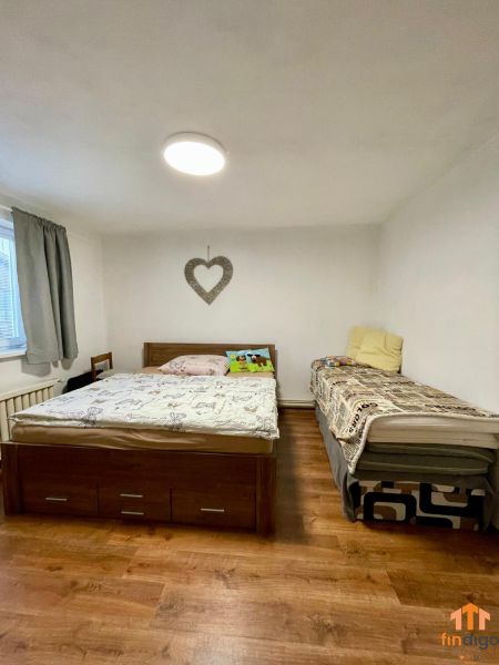 PREDAJ - Veľký rodinný dom s krásnym pozemkom – Pata (20 km od Nitry) - Spálňa s dvomi posteľami v rodinnom dome, podlaha s dreveným dekorom.